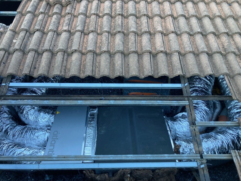 Finition discrète par HAAS : Zoom sur une grille de soufflage design intégrée au plafond, installée par votre professionnel qualifié HAAS Climatisation