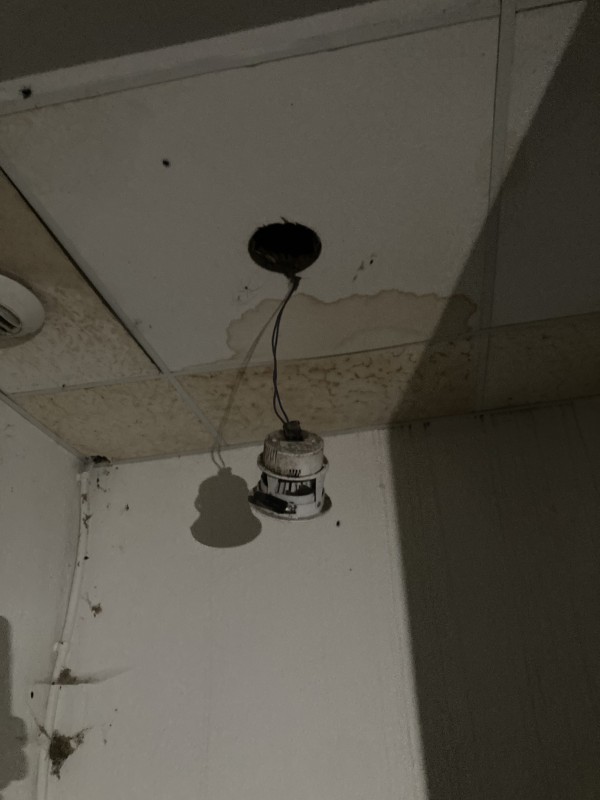 Spot WC existant qui avait pris l'eau suite a un dégât des eaux